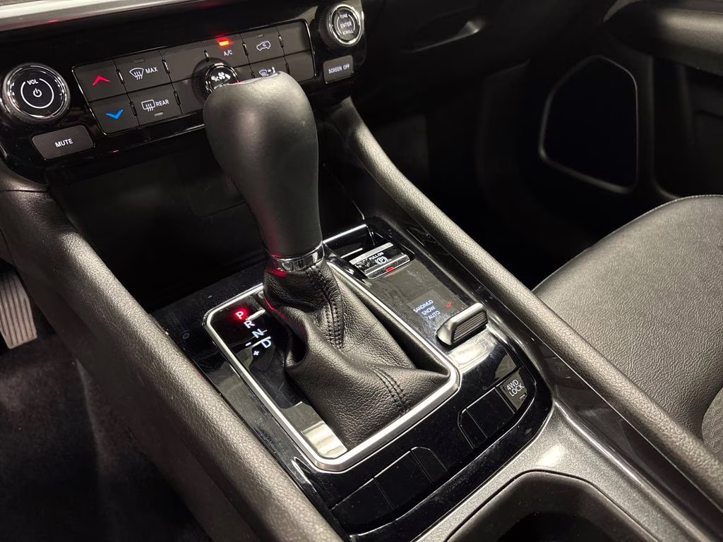 2025 Bright White Clearcoat Jeep Compass Latitude 4X4 SUV