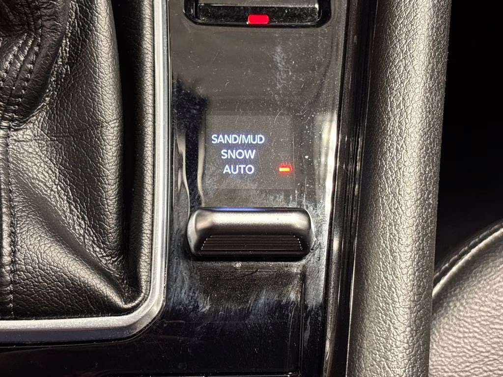 2025 Bright White Clearcoat Jeep Compass Latitude 4X4 SUV