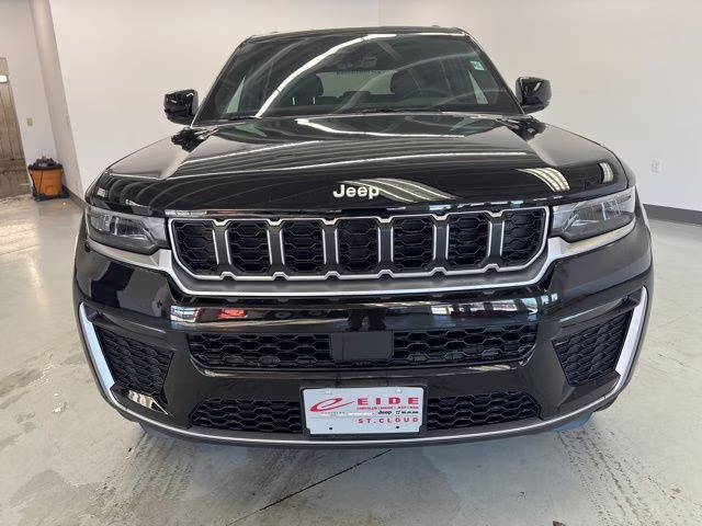 2026 Diamond Black Crystal Pearlcoat Jeep Grand Cherokee Limited 4X4 SUV