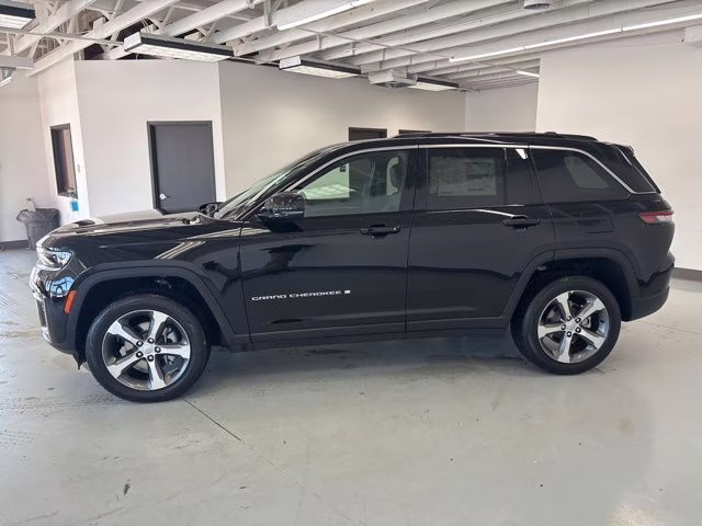 2026 Diamond Black Crystal Pearlcoat Jeep Grand Cherokee Limited 4X4 SUV