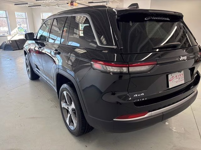 2026 Diamond Black Crystal Pearlcoat Jeep Grand Cherokee Limited 4X4 SUV