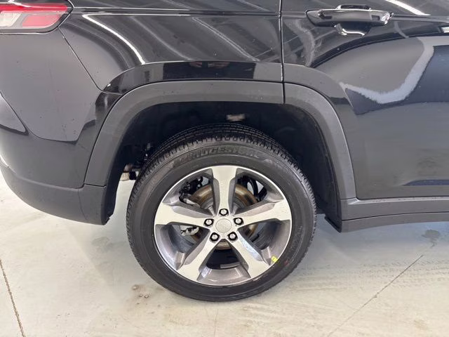 2026 Diamond Black Crystal Pearlcoat Jeep Grand Cherokee Limited 4X4 SUV