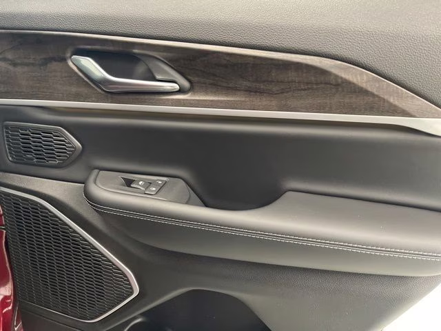 2026 Diamond Black Crystal Pearlcoat Jeep Grand Cherokee Limited 4X4 SUV