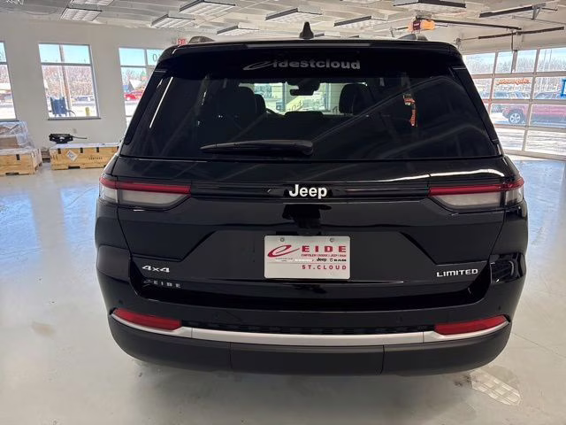 2026 Diamond Black Crystal Pearlcoat Jeep Grand Cherokee Limited 4X4 SUV