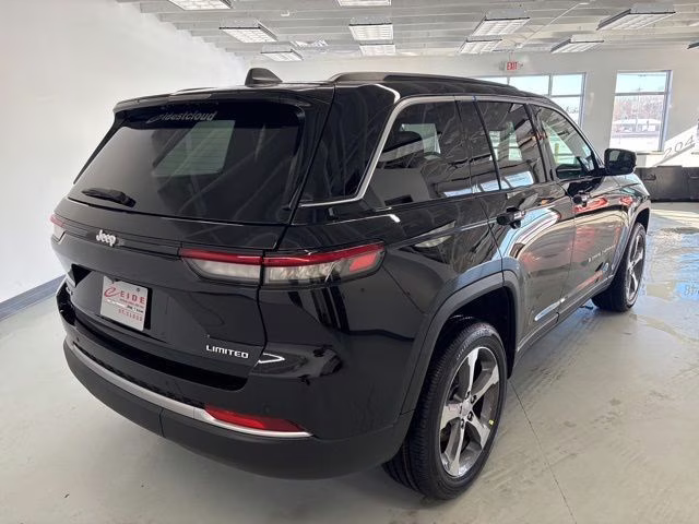 2026 Diamond Black Crystal Pearlcoat Jeep Grand Cherokee Limited 4X4 SUV