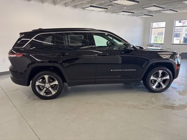 2026 Diamond Black Crystal Pearlcoat Jeep Grand Cherokee Limited 4X4 SUV