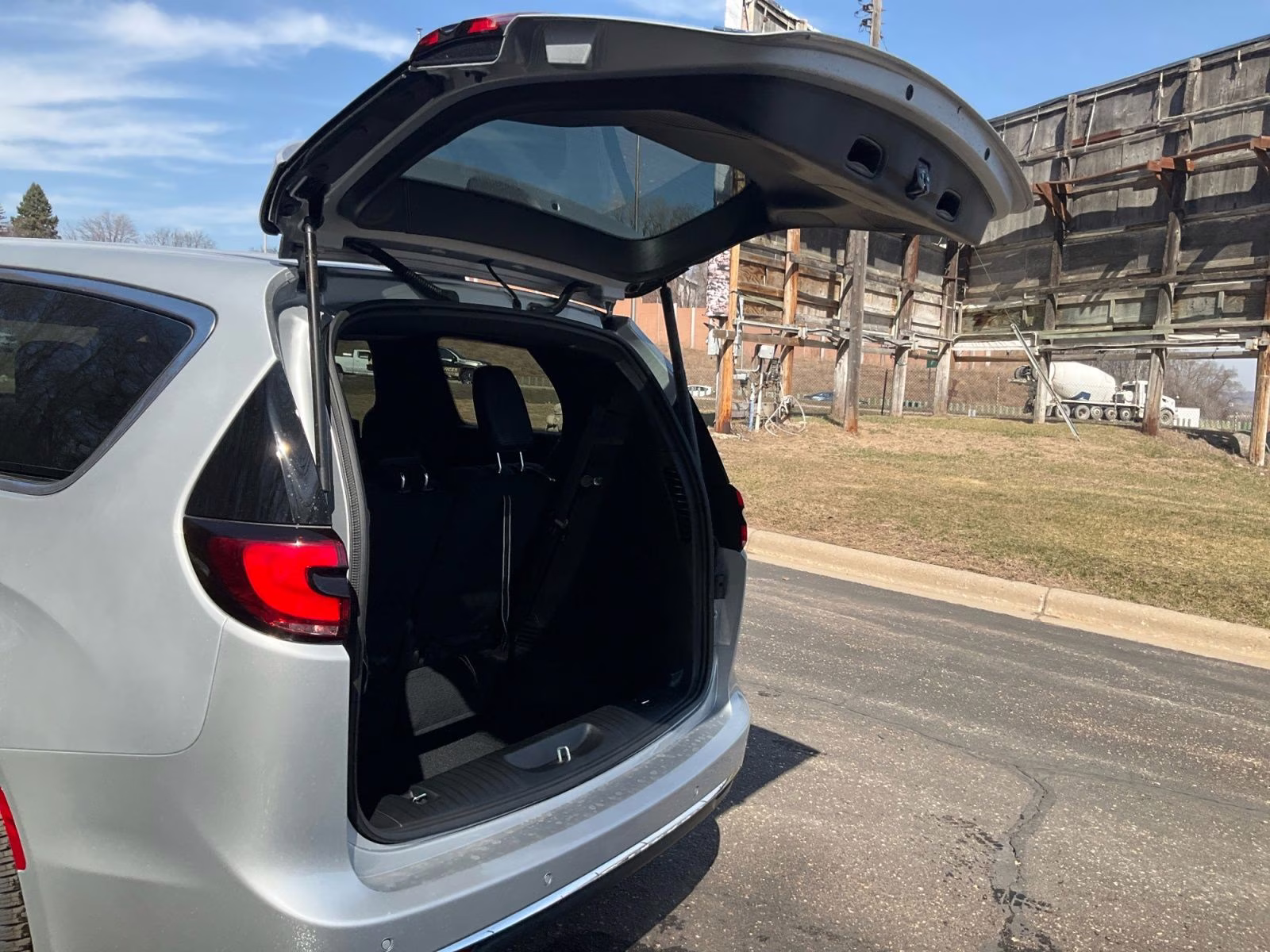 2026 Silver Mist Clearcoat Chrysler Pacifica Select AWD Van