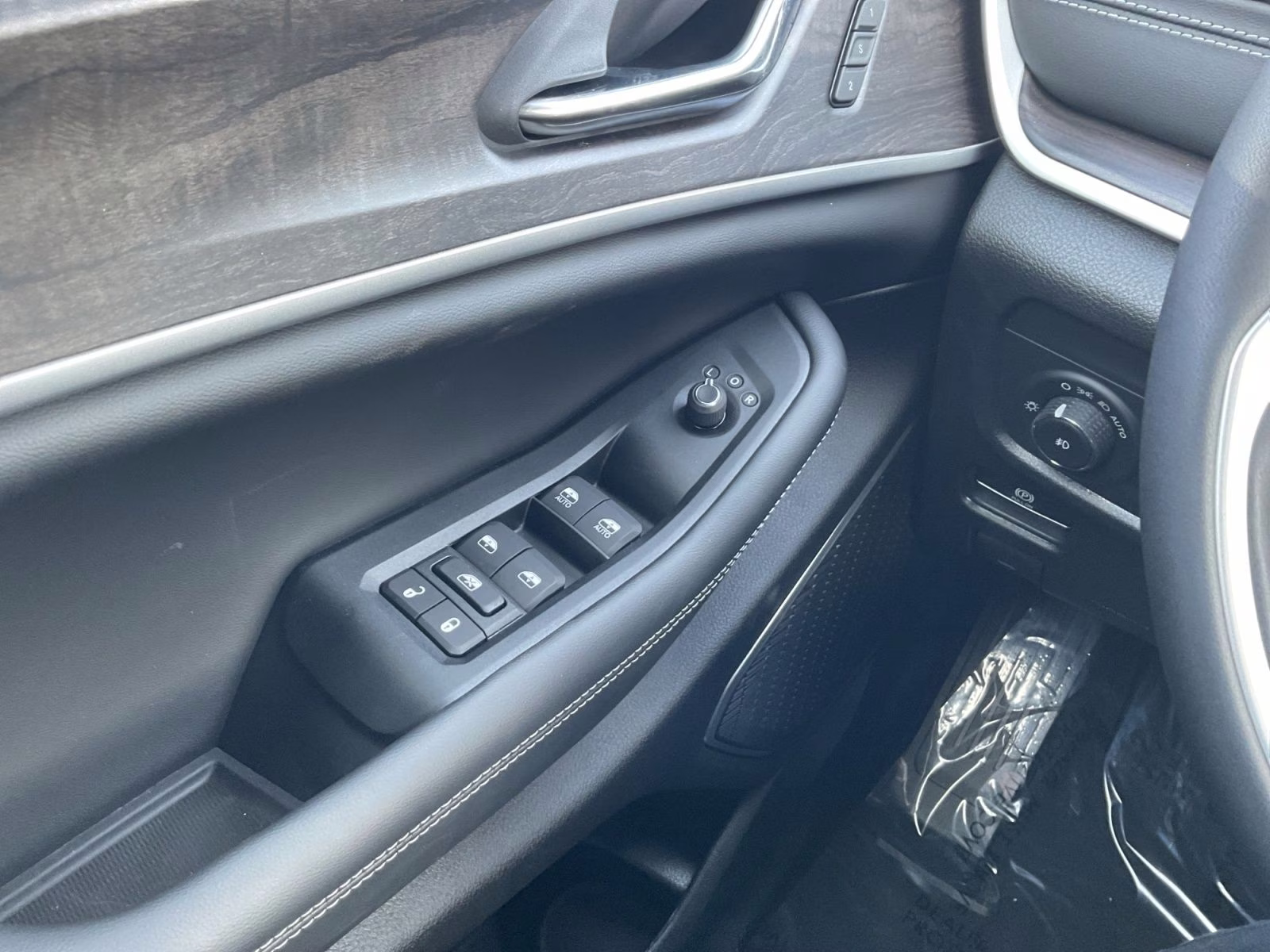 2026 Diamond Black Crystal Pearlcoat Jeep Grand Cherokee Limited 4X4 SUV