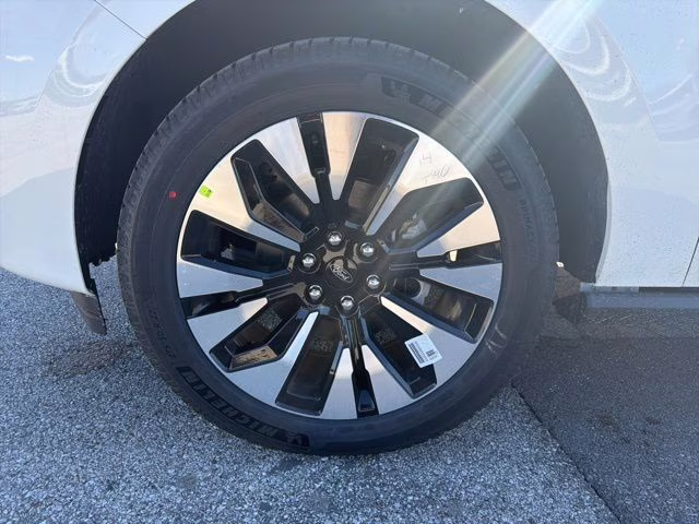 2026 Star White Metallic Tri-Coat Ford Expedition Platinum 4X4 SUV