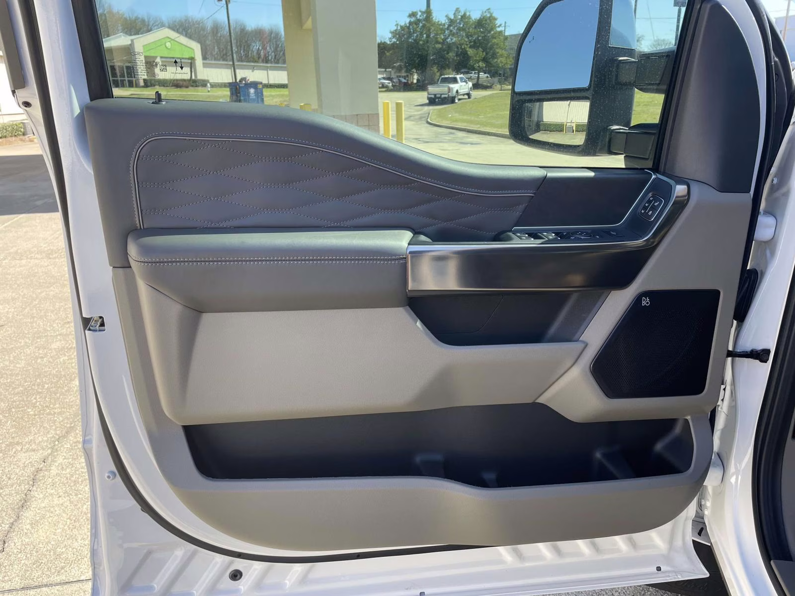 2026 Star White Metallic Tri-Coat Ford Super Duty F-350 DRW Platinum 4X4 Truck