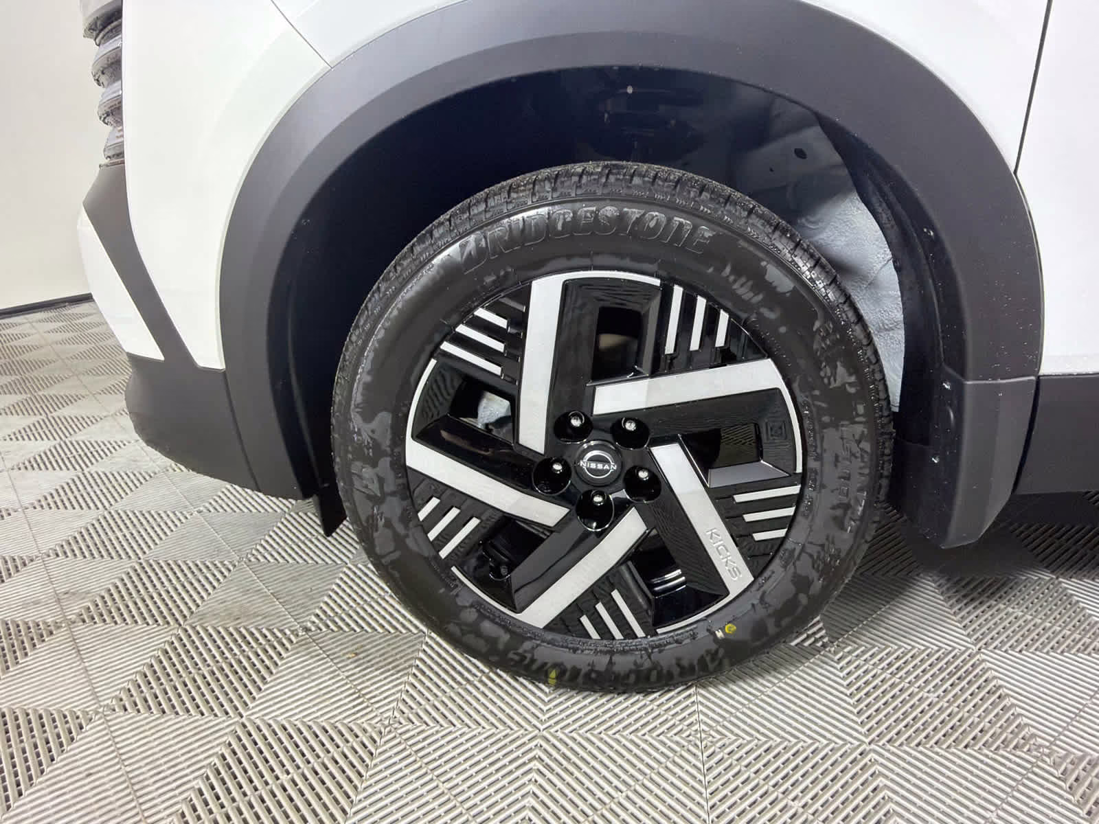 2026 Aspen White Tricoat/Super Black Nissan Kicks SV FWD SUV