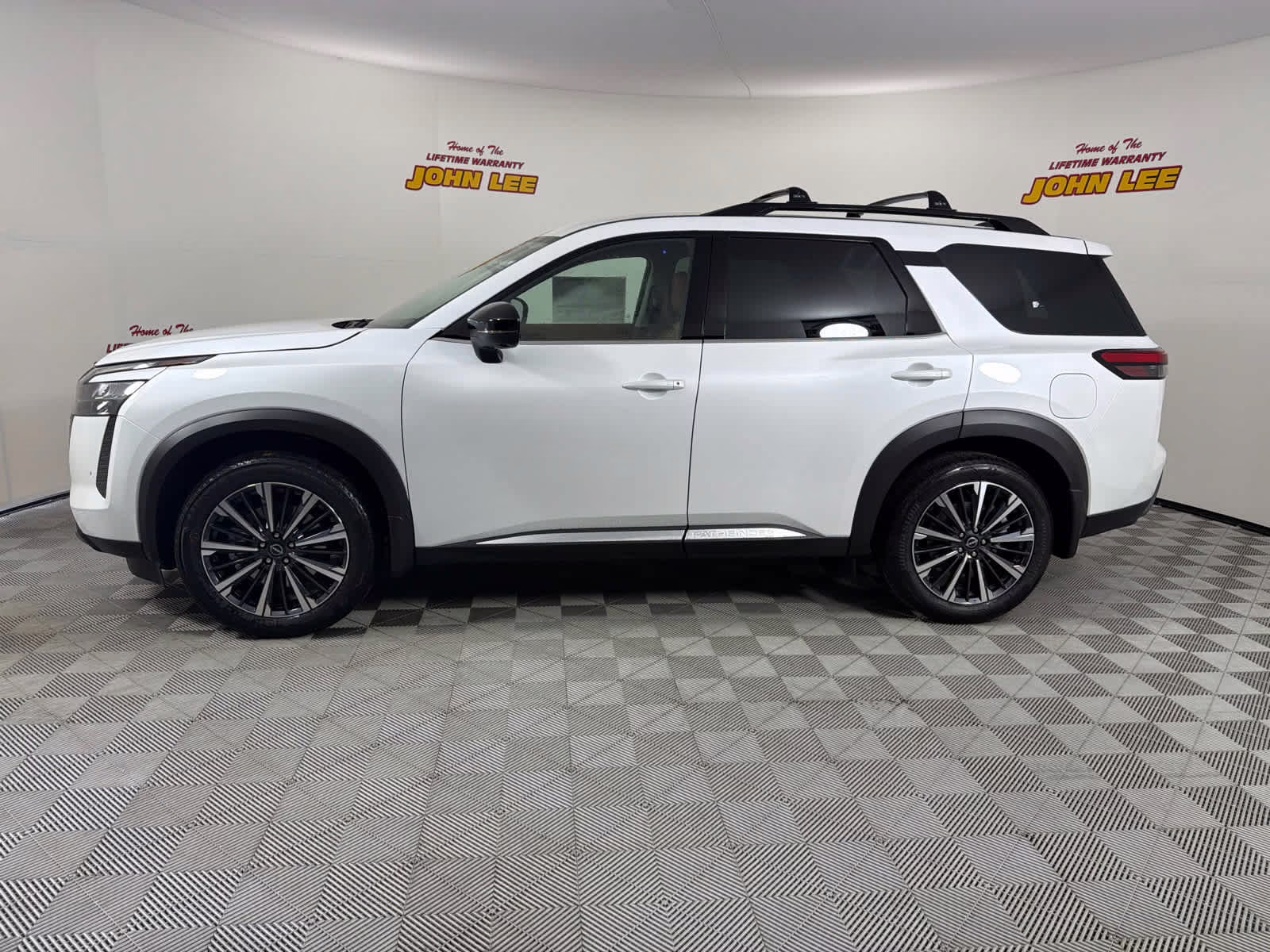 2026 Everest White Pearl Tricoat Nissan Pathfinder Platinum FWD SUV