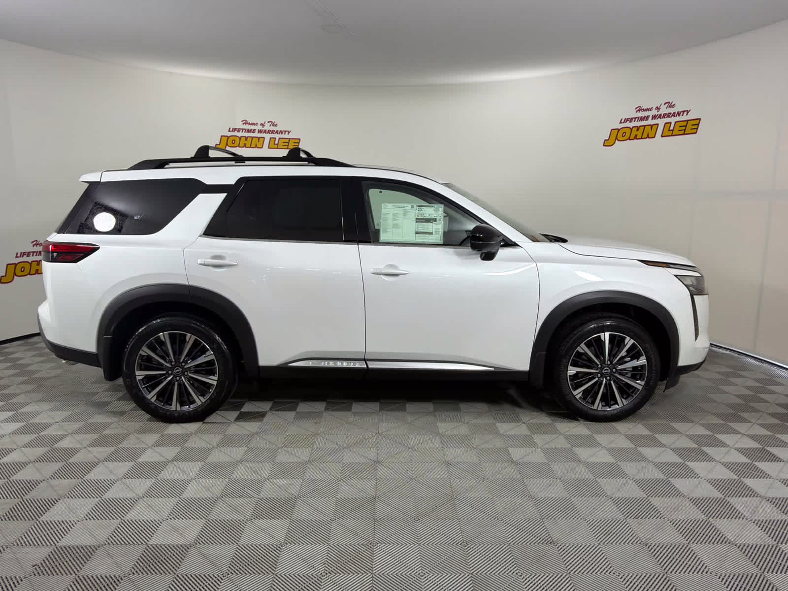 2026 Everest White Pearl Tricoat Nissan Pathfinder Platinum FWD SUV