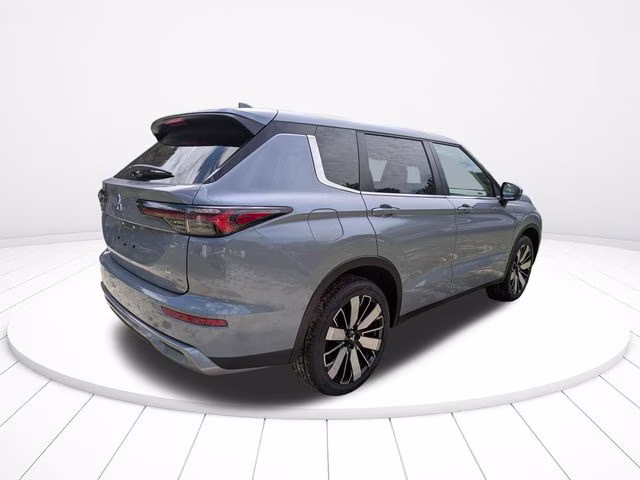 2026 Moonstone Gray Metallic Mitsubishi Outlander SE FWD SUV