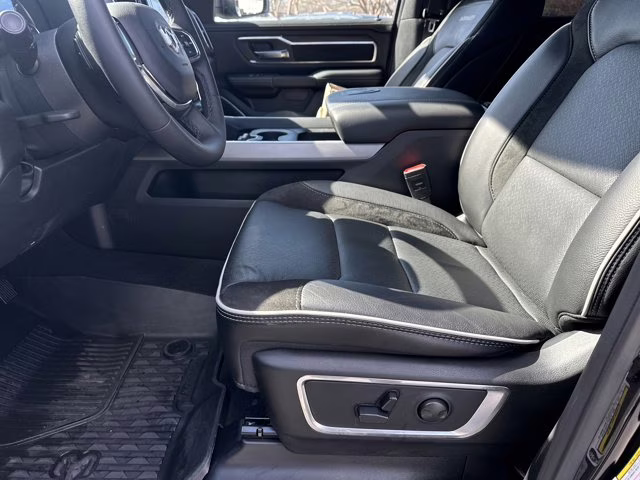 2026 Diamond Black Crystal Pearlcoat Ram 1500 Laramie RWD Truck