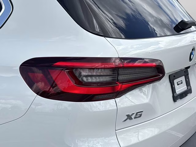 2022 Alpine White BMW X5 sDrive40i RWD SUV
