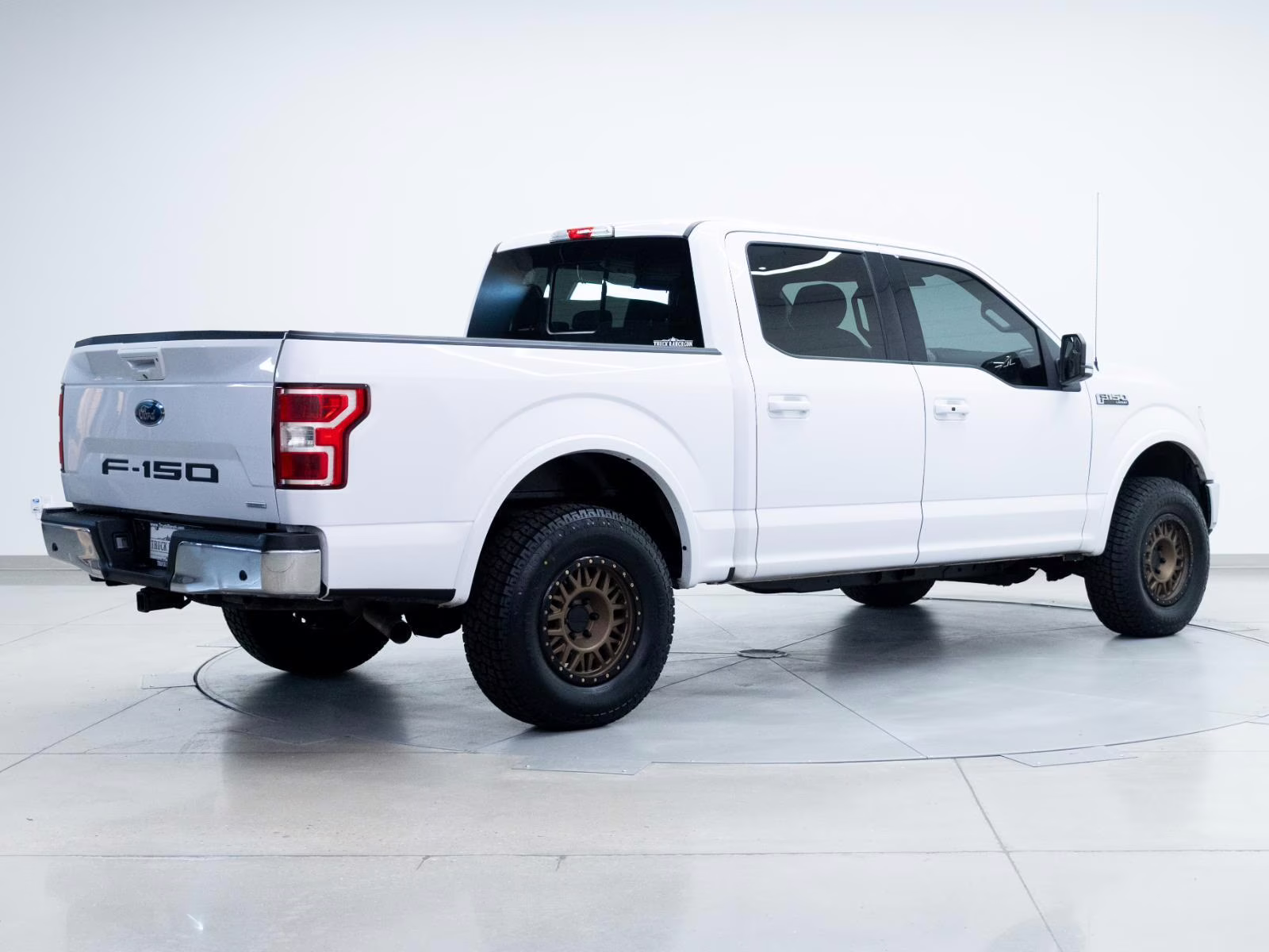 2018 Oxford White Ford F-150 LARIAT 4X4 Truck