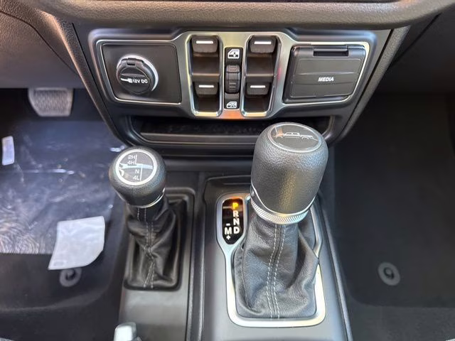 2026 Crystal Metallic Jeep Gladiator Sport 4X4 Truck