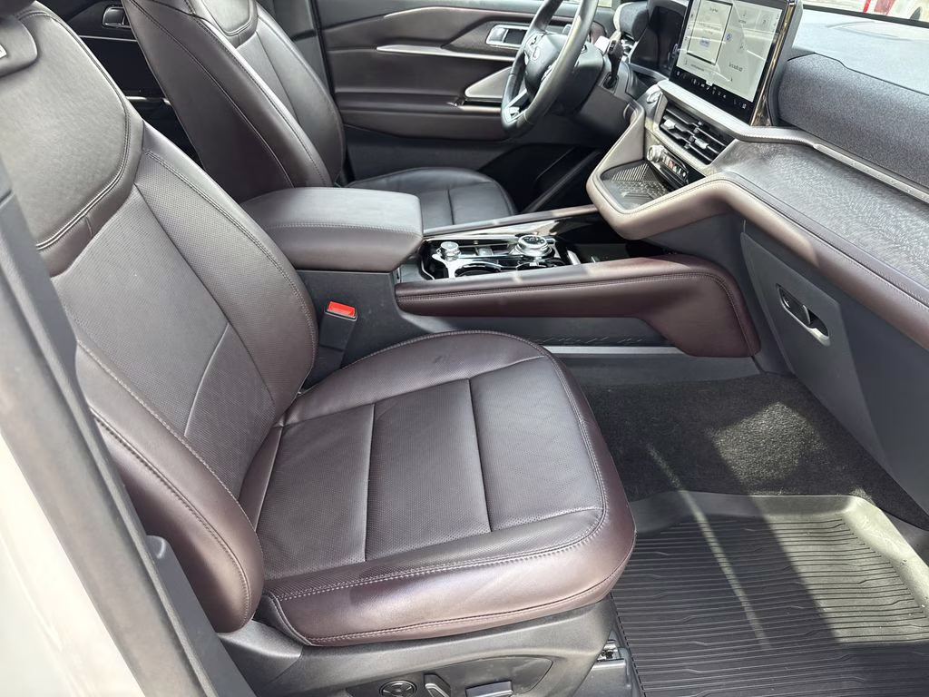 2025 Star White Metallic Tri-Coat Ford Explorer Platinum RWD SUV
