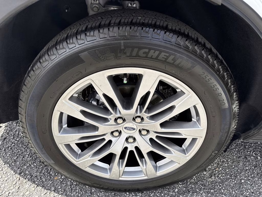 2025 Star White Metallic Tri-Coat Ford Explorer Platinum RWD SUV