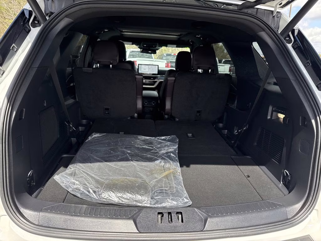 2025 Star White Metallic Tri-Coat Ford Explorer Platinum RWD SUV