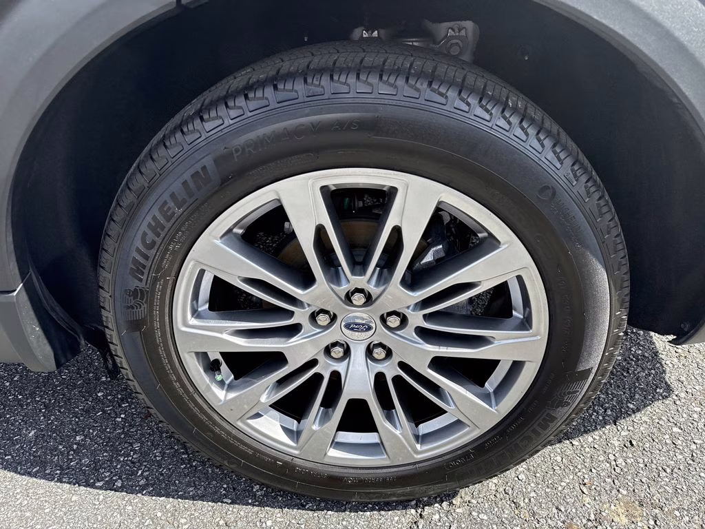 2025 Star White Metallic Tri-Coat Ford Explorer Platinum RWD SUV