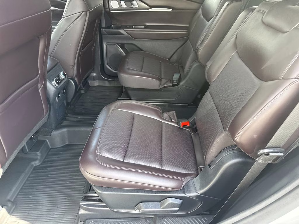 2025 Star White Metallic Tri-Coat Ford Explorer Platinum RWD SUV