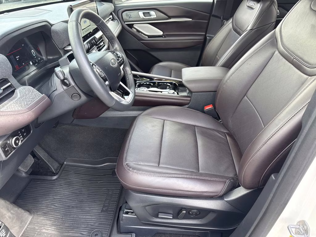 2025 Star White Metallic Tri-Coat Ford Explorer Platinum RWD SUV