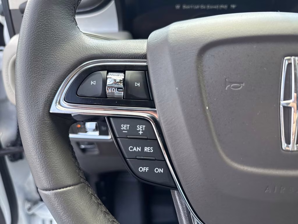 2022 Pristine White Metallic Tri-Coat Lincoln Nautilus Standard FWD SUV