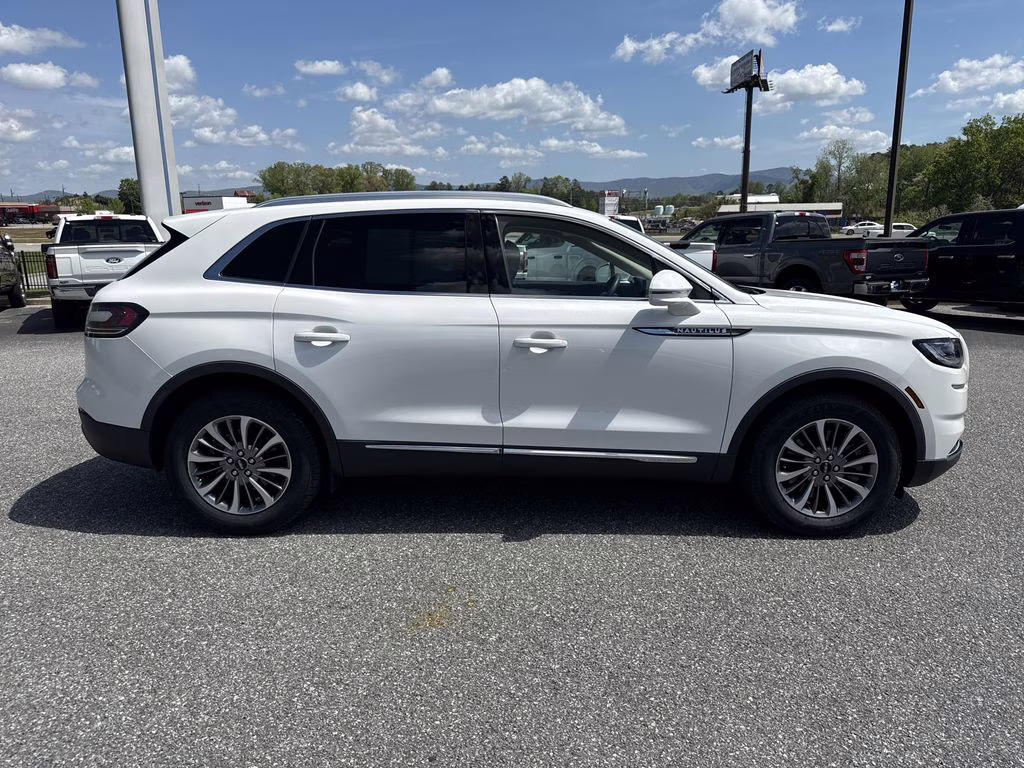 2022 Pristine White Metallic Tri-Coat Lincoln Nautilus Standard FWD SUV