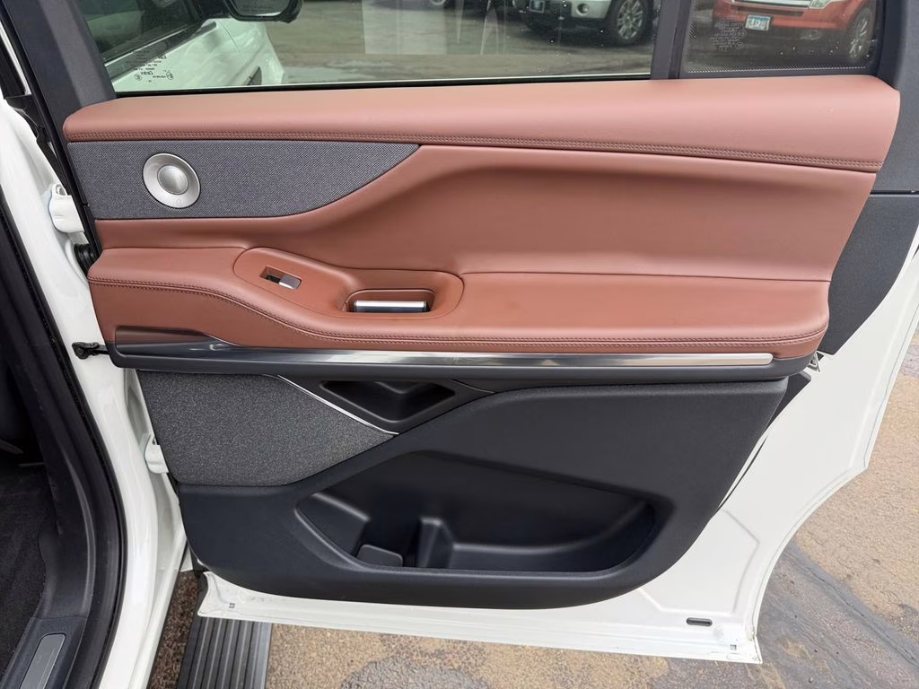 2025 White Metallic Lincoln Navigator L Reserve w/Heavy Duty Tow Pkg 4X4 SUV