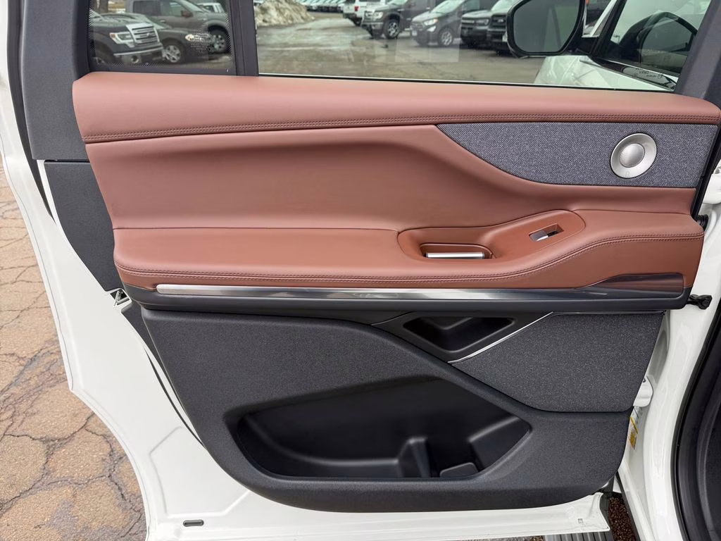 2025 White Metallic Lincoln Navigator L Reserve w/Heavy Duty Tow Pkg 4X4 SUV