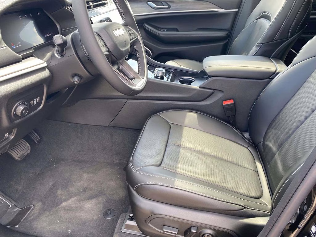 2026 Diamond Black Crystal Pearlcoat Jeep Grand Cherokee Limited RWD SUV