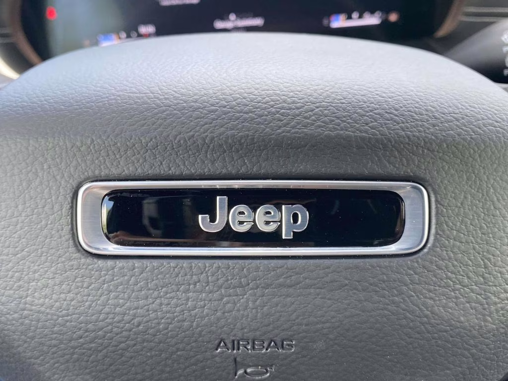 2026 Diamond Black Crystal Pearlcoat Jeep Grand Cherokee Limited RWD SUV