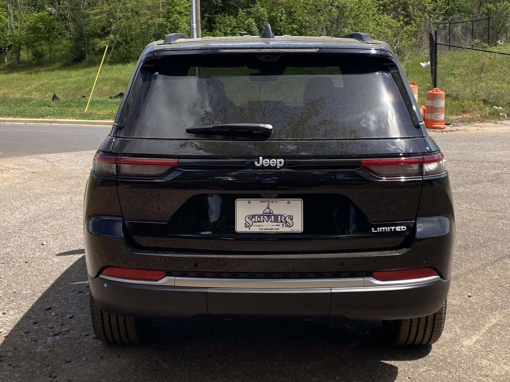 2026 Diamond Black Crystal Pearlcoat Jeep Grand Cherokee Limited RWD SUV