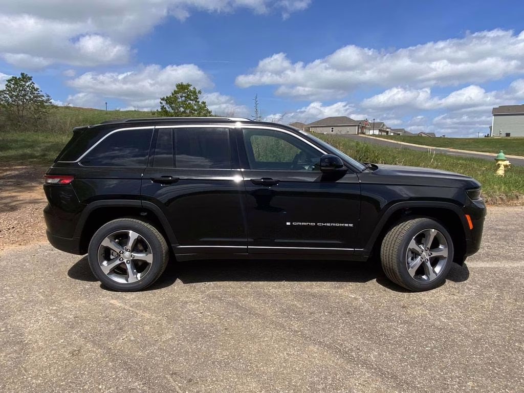 2026 Diamond Black Crystal Pearlcoat Jeep Grand Cherokee Limited RWD SUV