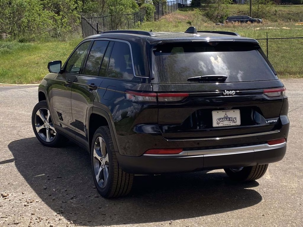 2026 Diamond Black Crystal Pearlcoat Jeep Grand Cherokee Limited RWD SUV