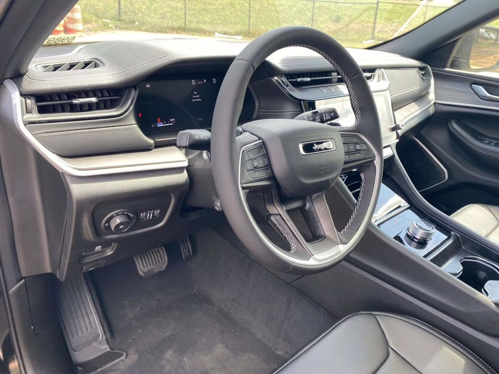 2026 Diamond Black Crystal Pearlcoat Jeep Grand Cherokee Limited RWD SUV