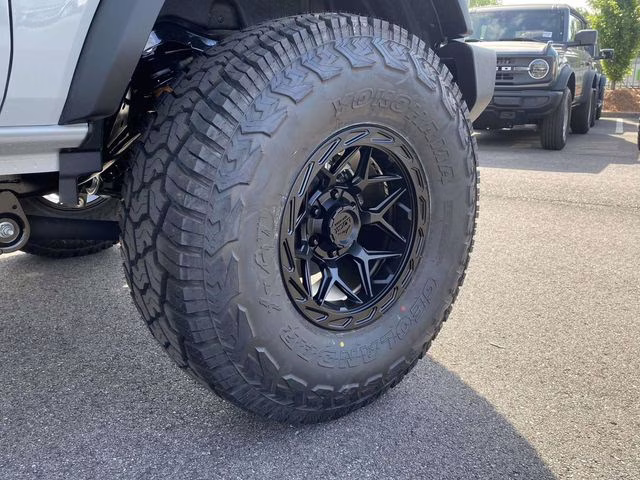 2026 Avalanche Ford Bronco Base 4X4 SUV