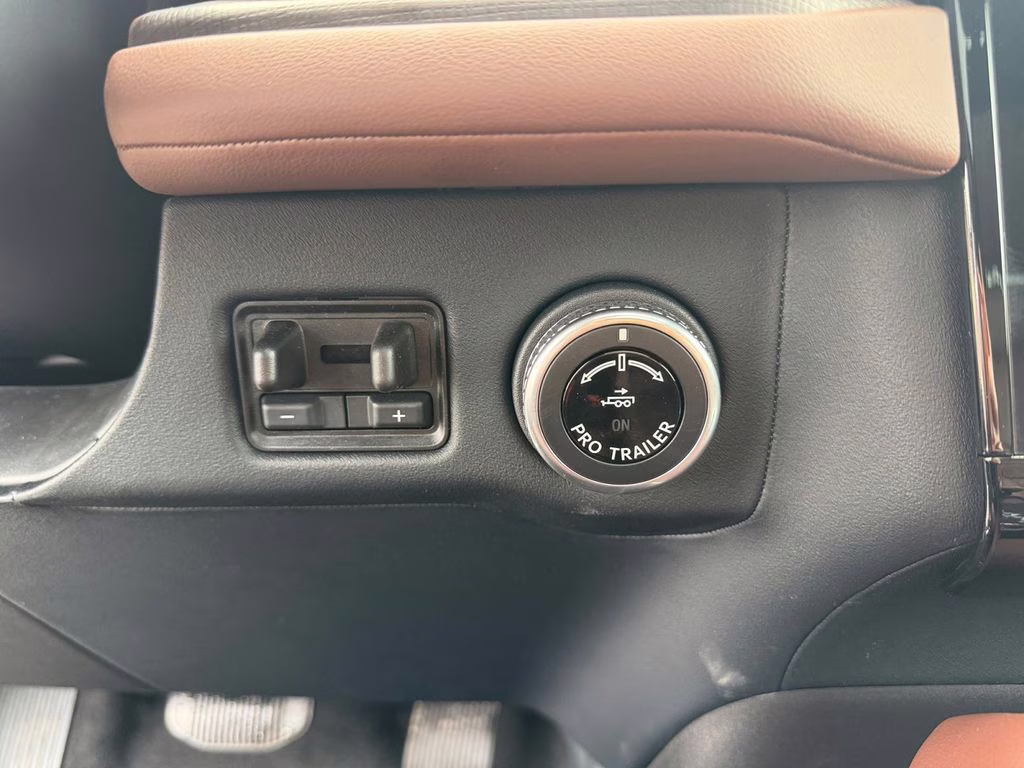 2025 White Metallic Lincoln Navigator L Reserve w/Heavy Duty Tow Pkg 4X4 SUV