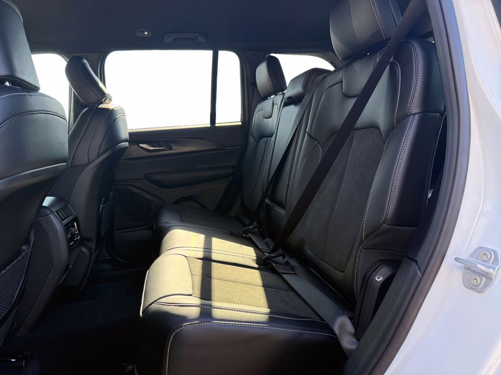 2025 Bright White Clearcoat Jeep Grand Cherokee Altitude RWD SUV