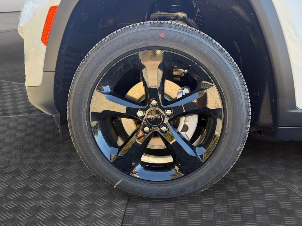 2025 Bright White Clearcoat Jeep Grand Cherokee Altitude RWD SUV