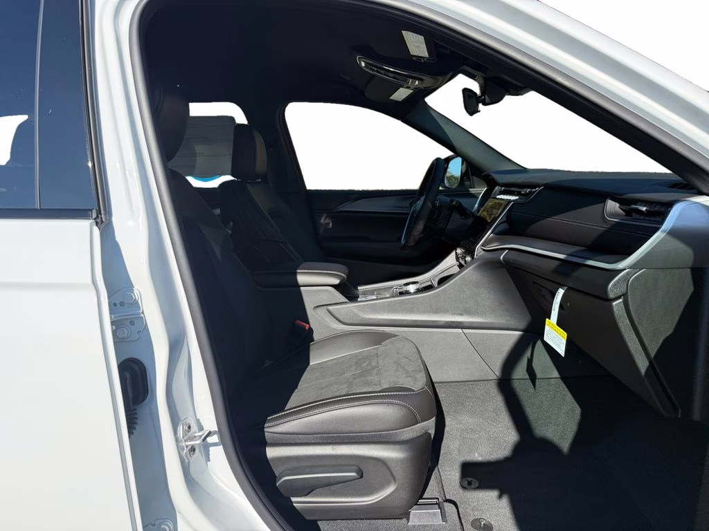 2025 Bright White Clearcoat Jeep Grand Cherokee Altitude RWD SUV