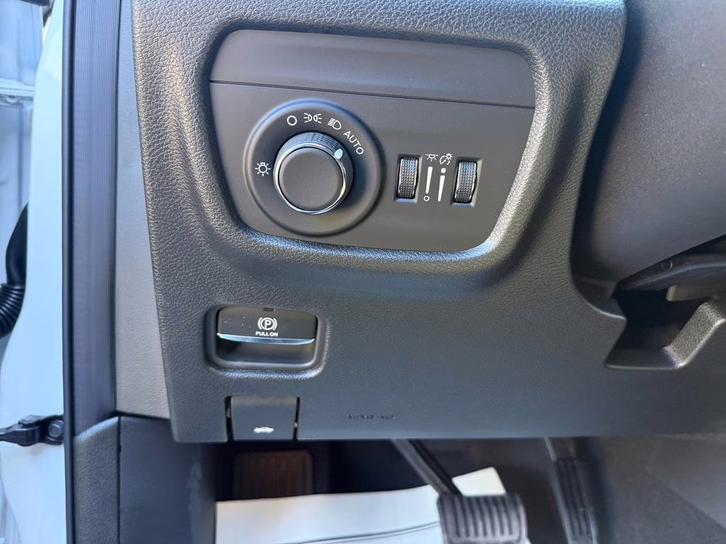 2025 Bright White Clearcoat Jeep Grand Cherokee Altitude RWD SUV