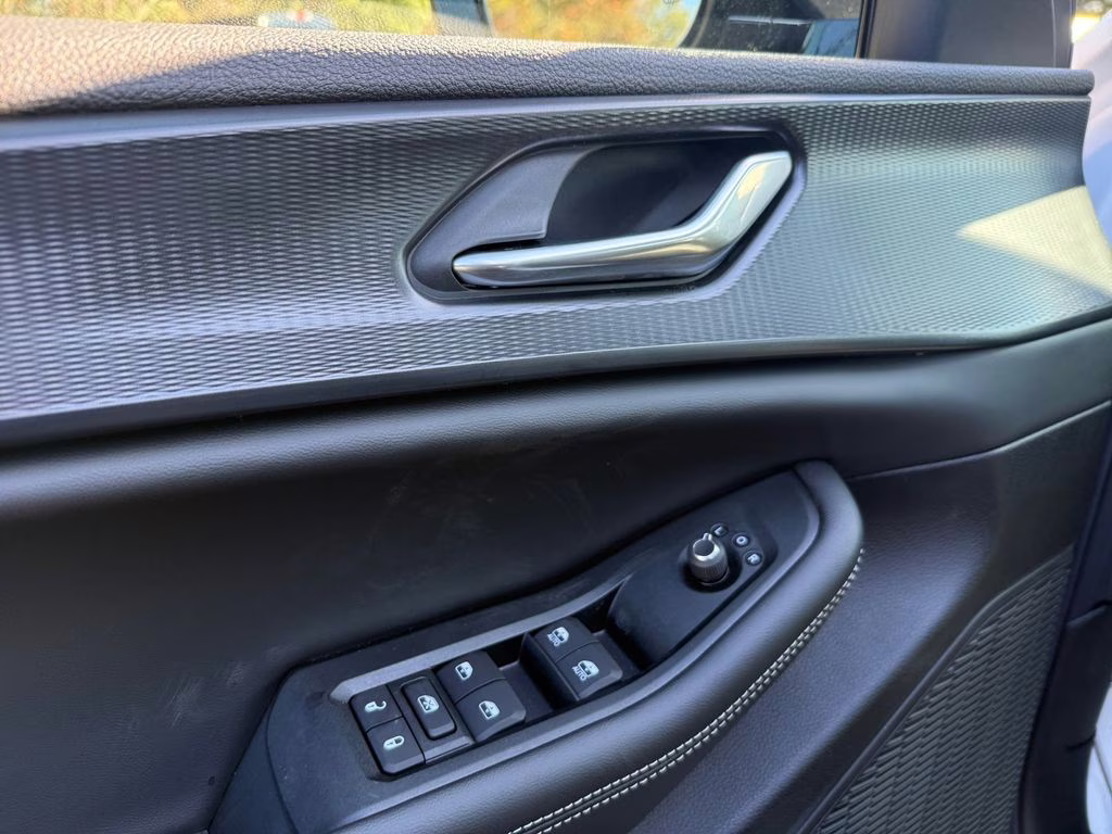 2025 Bright White Clearcoat Jeep Grand Cherokee Altitude RWD SUV