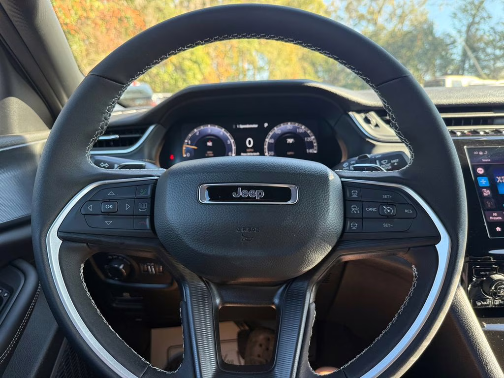 2025 Bright White Clearcoat Jeep Grand Cherokee Altitude RWD SUV