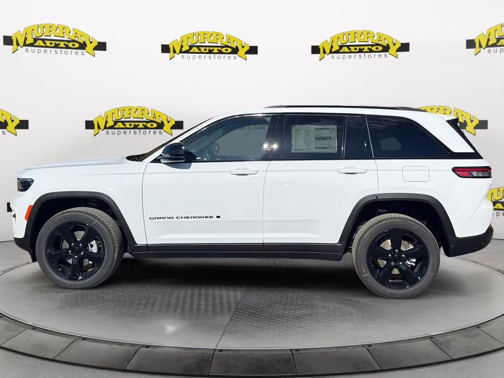2025 Bright White Clearcoat Jeep Grand Cherokee Altitude RWD SUV