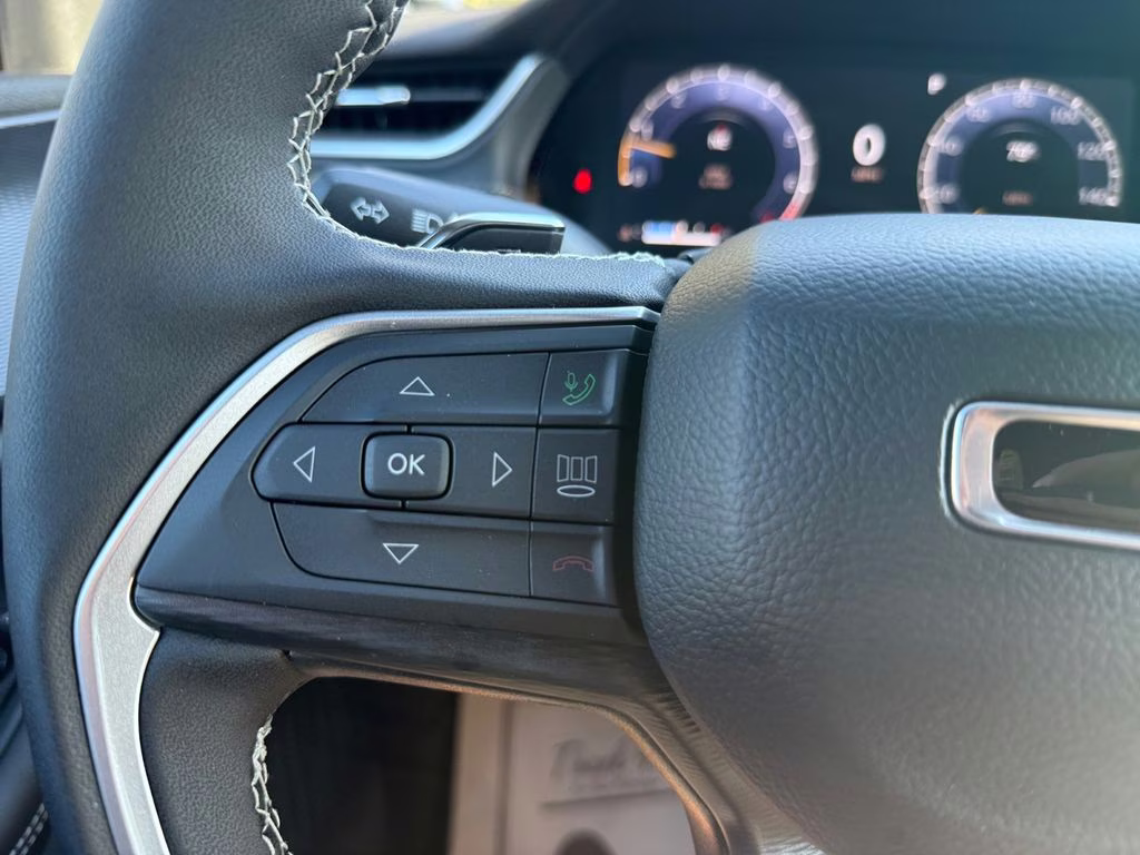 2025 Bright White Clearcoat Jeep Grand Cherokee Altitude RWD SUV