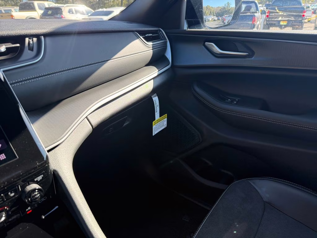 2025 Bright White Clearcoat Jeep Grand Cherokee Altitude RWD SUV