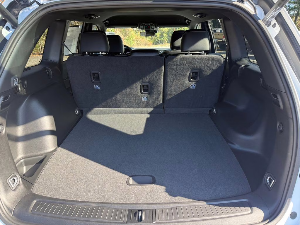 2025 Bright White Clearcoat Jeep Grand Cherokee Altitude RWD SUV